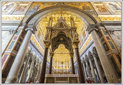 Il ciborio di Egidio da Lucca: Una maestosa sinfonia d'oro e smalti!