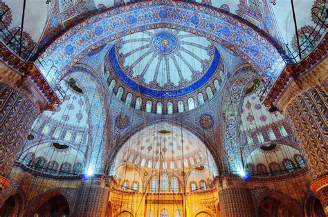 La Moschea di Sultan Orhan: Una Sinfonia di Blu e Oro che Incita alla Preghiera!